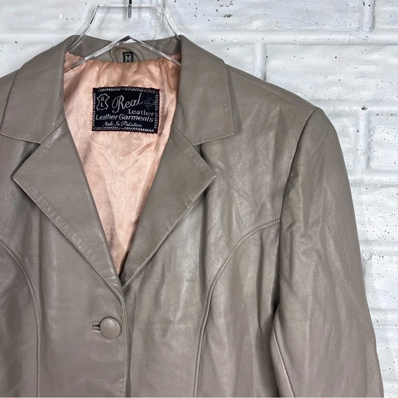 VINTAGE “REAL LEATHER” Smooth Light tan Leather Coat Size Medium Covered Buttons - Picture 3 of 9